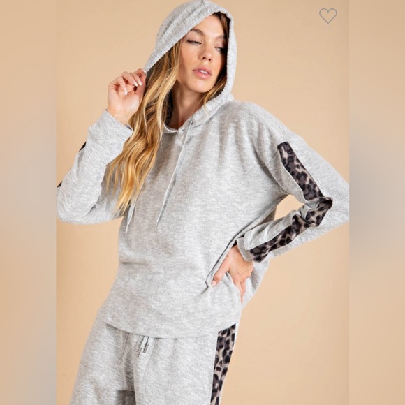 NWT The Annalise Sweatshirt - Picture 3 of 4